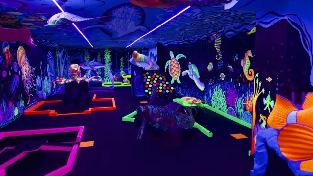 GLOBALLS Brighton - UV Mini Golf & Games