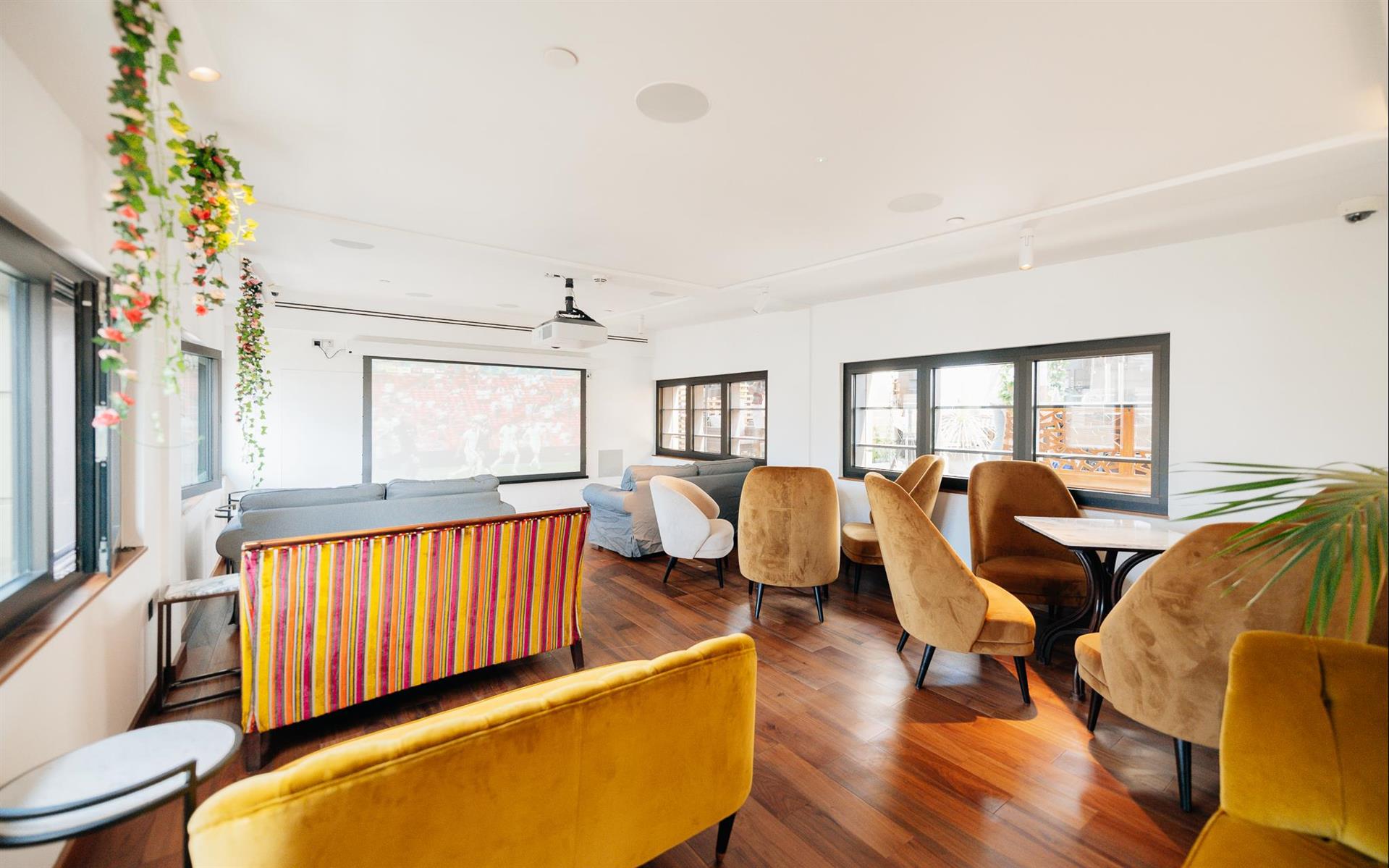 Tower Suites by Blue Orchid Hospitality, Sky Lounge - Mezzanine