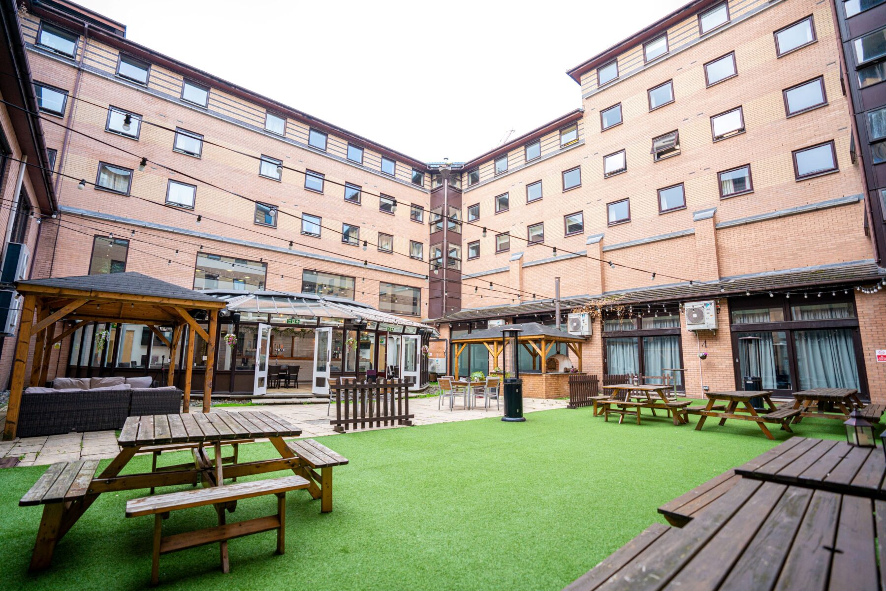 Pendulum Hotel, Exterior