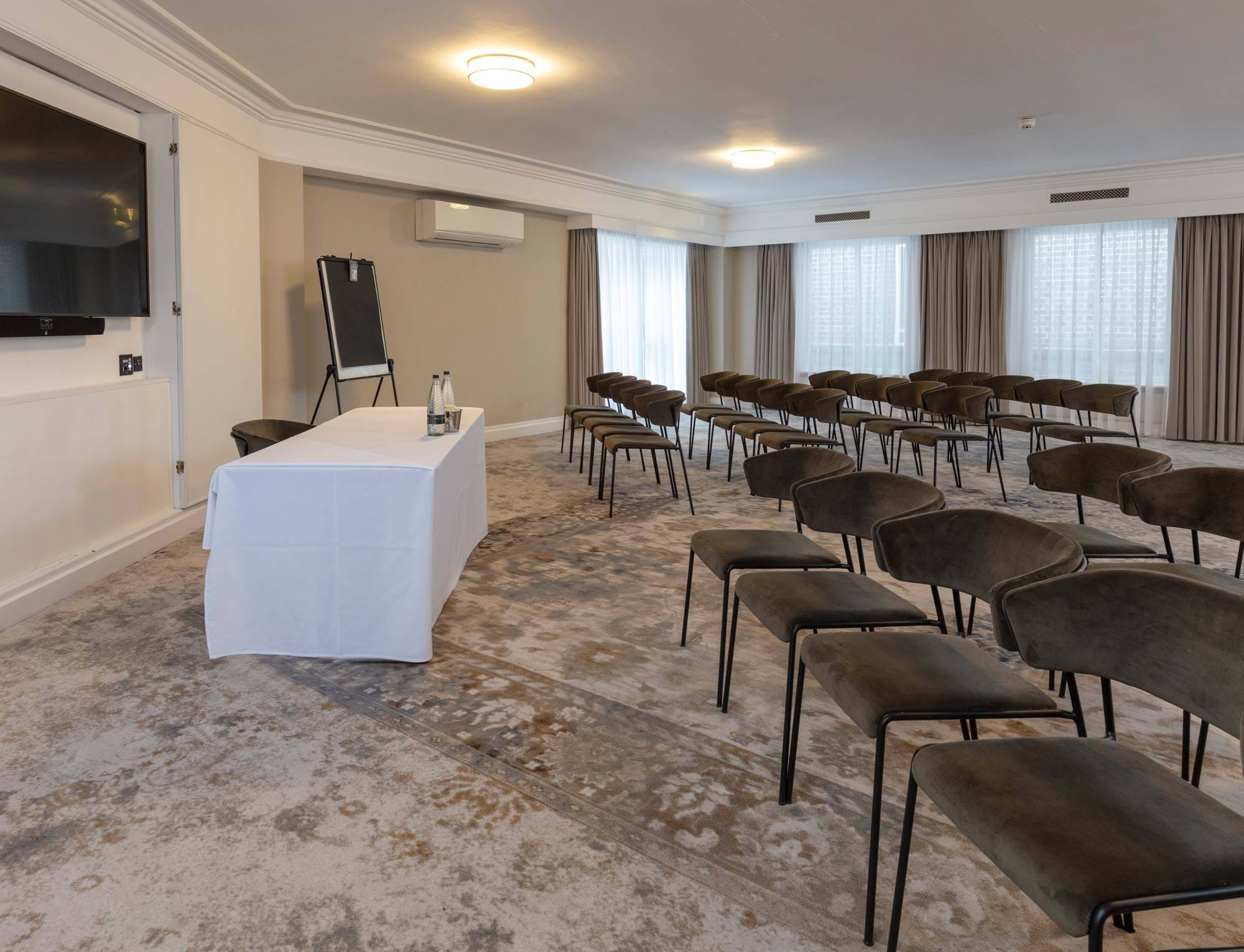 The Queens, Meeting room