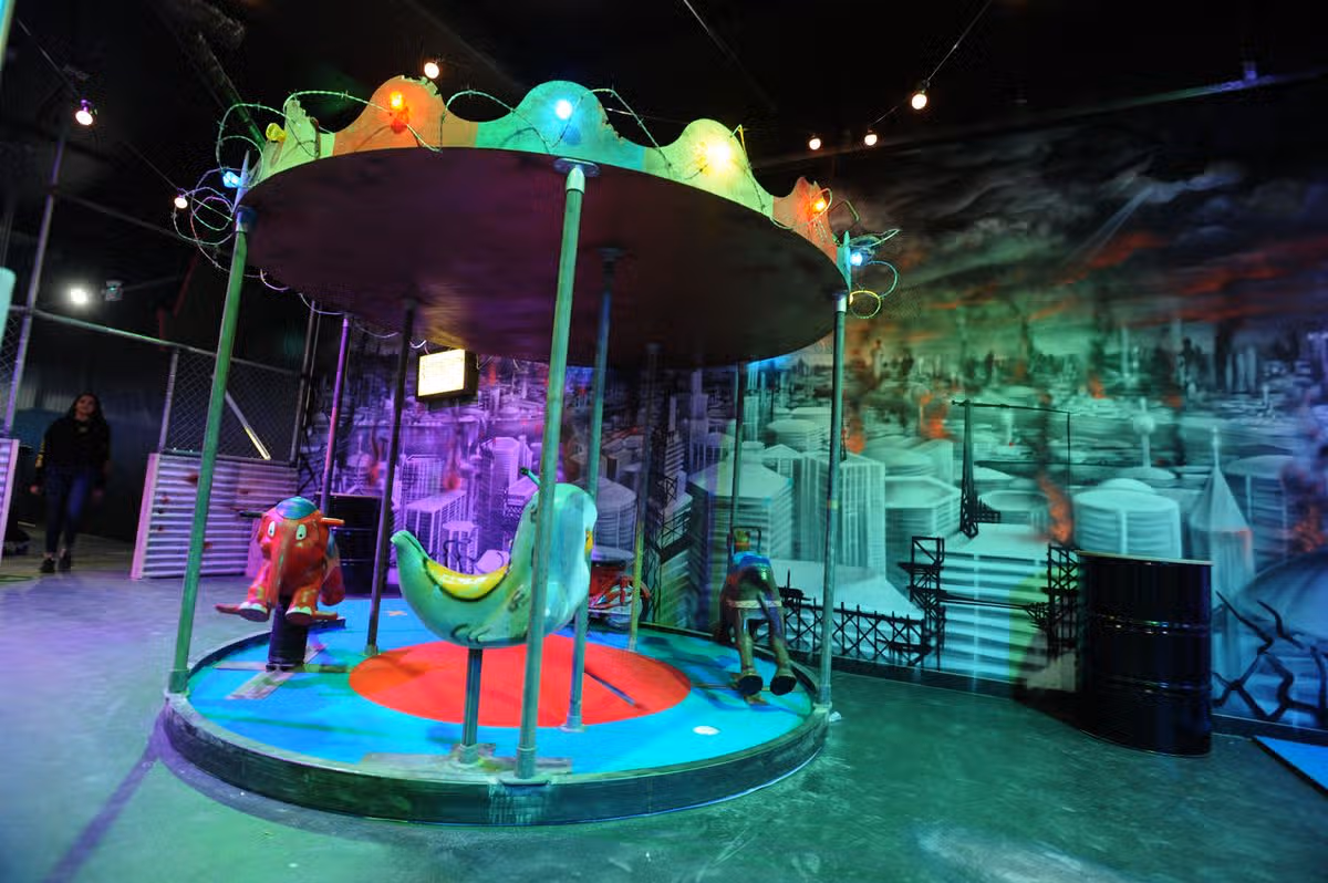 Junkyard Golf Club, Activity space