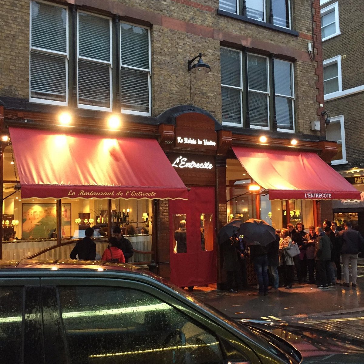 Le Relais de Venise L'Entrecôte, Exterior