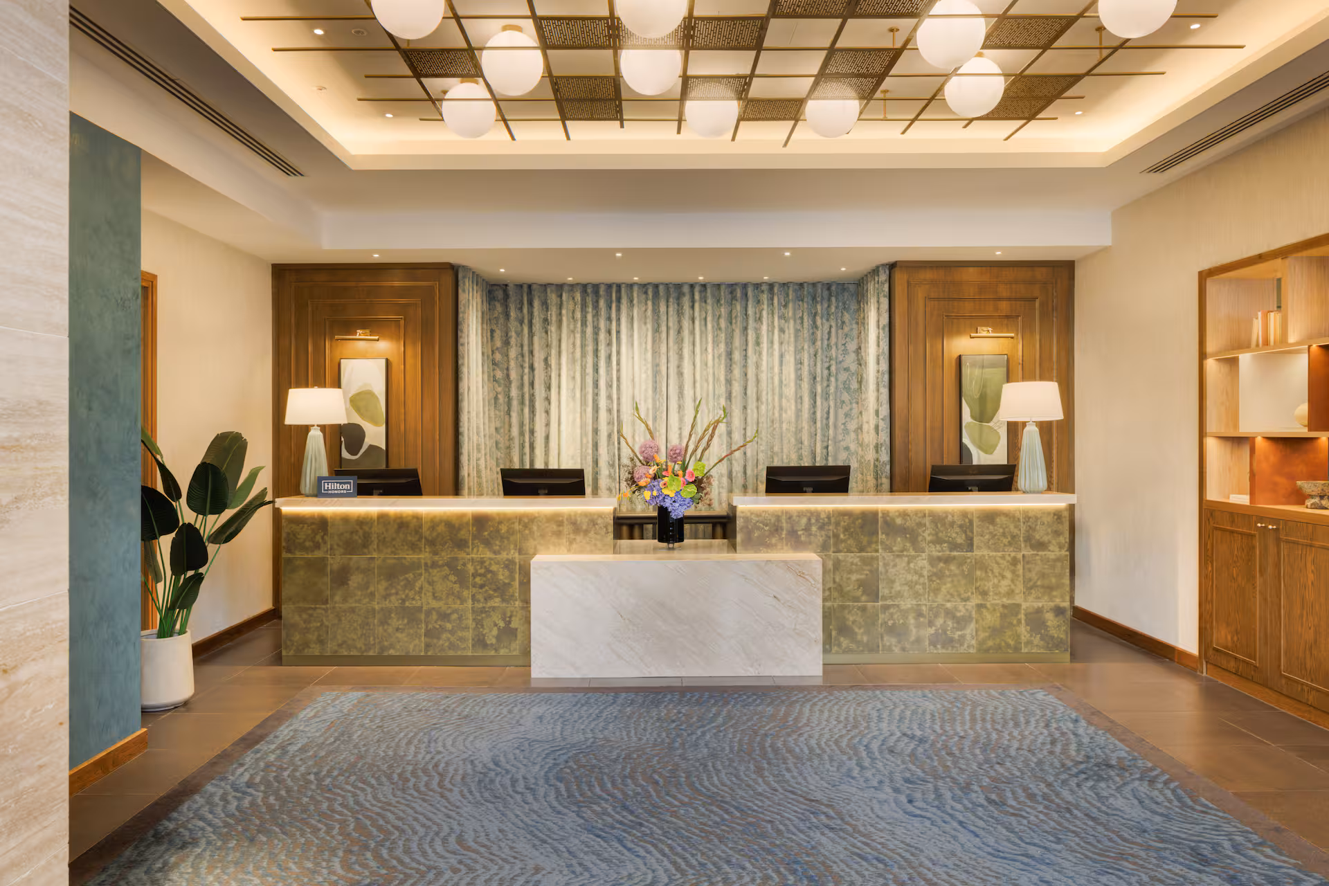 DoubleTree by Hilton London Victoria, Reception / foyer