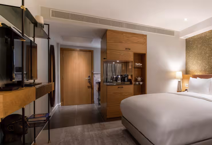 Lincoln Plaza London, Curio Collection by Hilton
